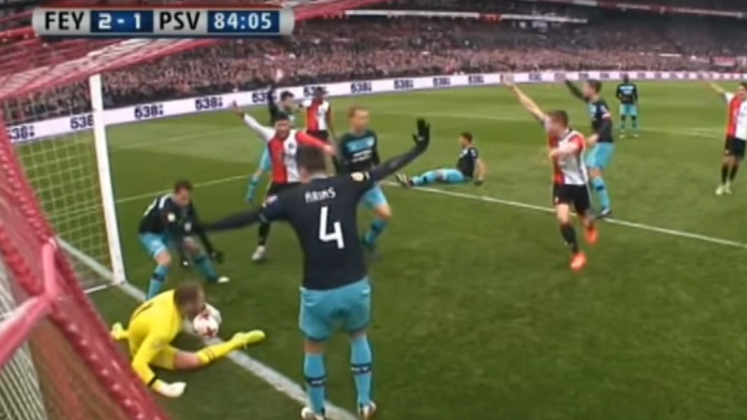 El portero detiene el balón en la línea de gol El portero detiene el balón en la línea de gol
