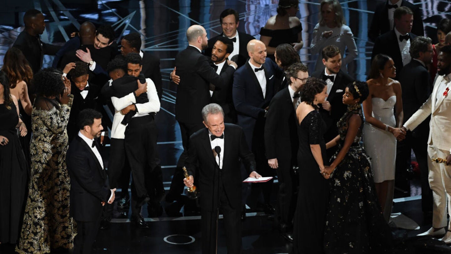 Warren Beatty explica al p&uacute;blico el motivo de su confusi&oacute;n a la hora de otorgar el Oscar a Mejor Pel&iacute;cula