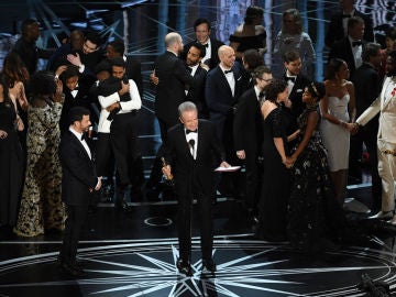 Warren Beatty explica al público el motivo de su confusión a la hora de otorgar el Oscar a Mejor Película Warren Beatty explica al público el motivo de su confusión a la hora de otorgar el Oscar a Mejor Película