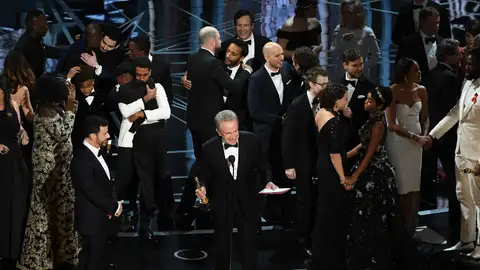 Warren Beatty explica al público el motivo de su confusión a la hora de otorgar el Oscar a Mejor Película Warren Beatty explica al público el motivo de su confusión a la hora de otorgar el Oscar a Mejor Película