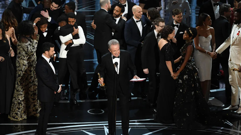 Warren Beatty explica al público el motivo de su confusión a la hora de otorgar el Oscar a Mejor Película