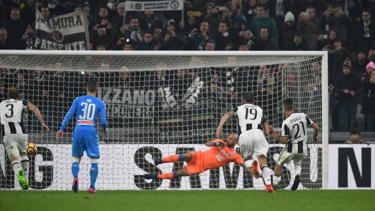 Dybala bate a Pepe Reina desde el punto de penalti