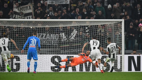 Dybala bate a Pepe Reina desde el punto de penalti Dybala bate a Pepe Reina desde el punto de penalti