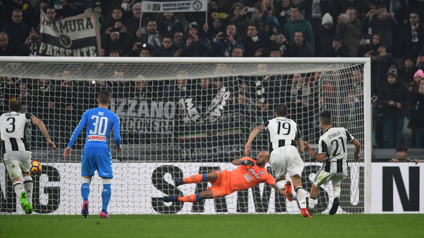 Dybala bate a Pepe Reina desde el punto de penalti