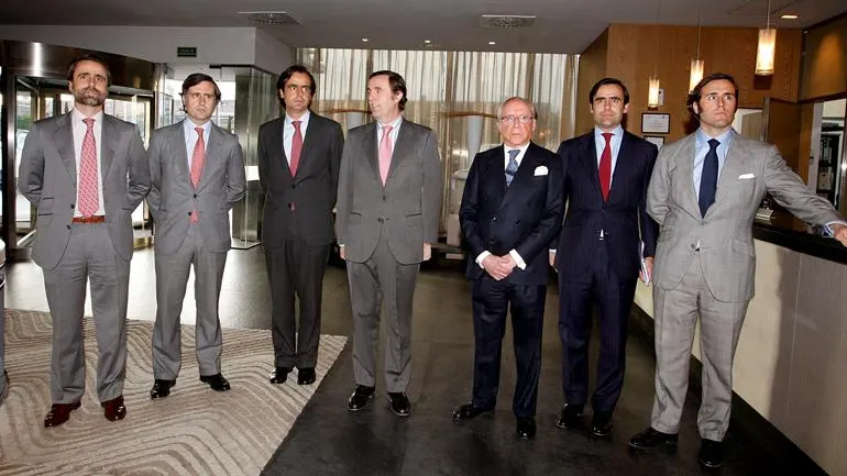 José María Ruiz Mateos, acompañado de seis de sus hijos en 2011 José María Ruiz Mateos, acompañado de seis de sus hijos en 2011