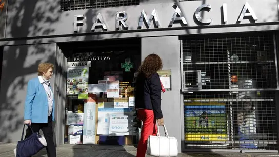 Una mujer pasa por una farmacia en el centro de Barcelona Una mujer pasa por una farmacia en el centro de Barcelona