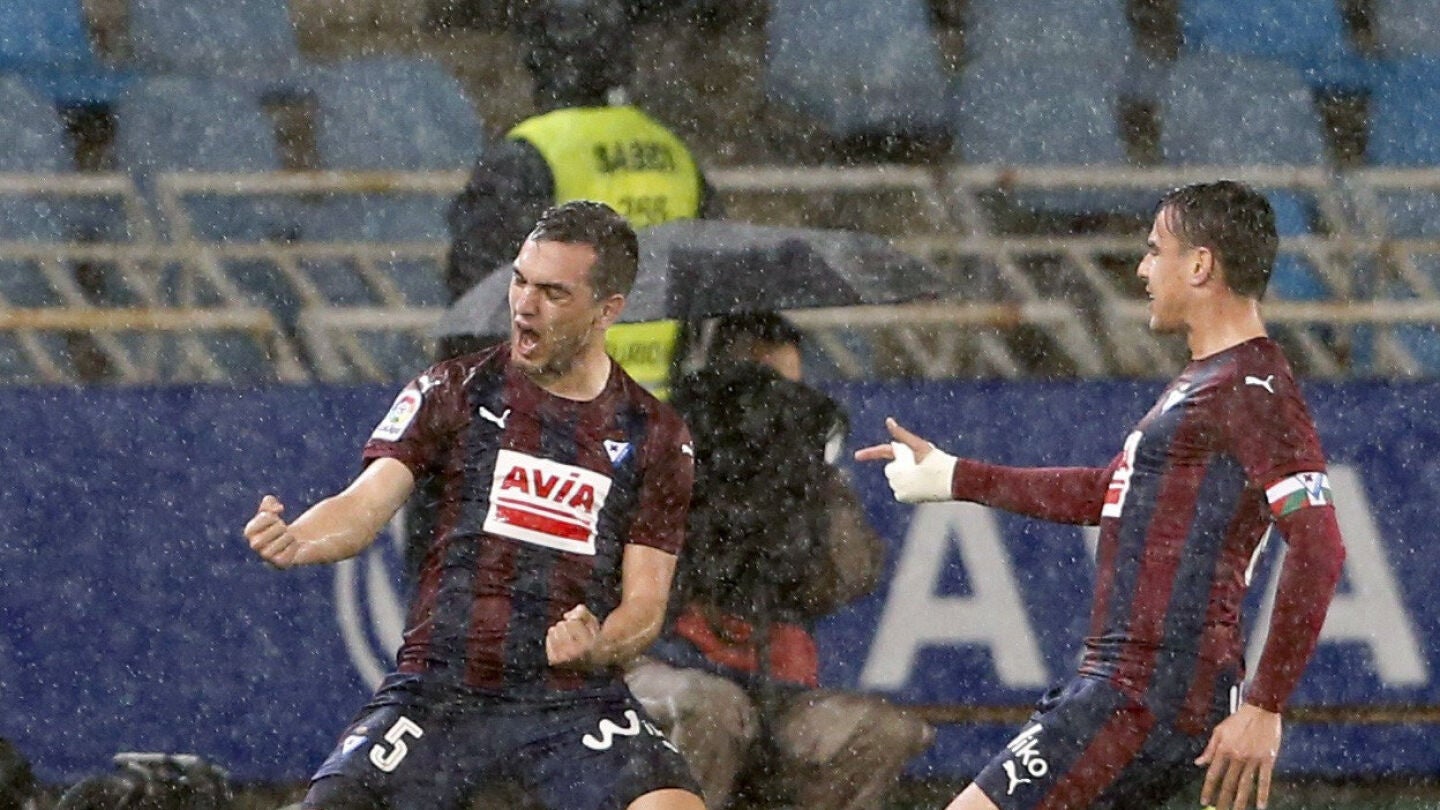 Gonzalo Escalante celebra junto a Dani Garc&iacute;a un gol en Anoeta
