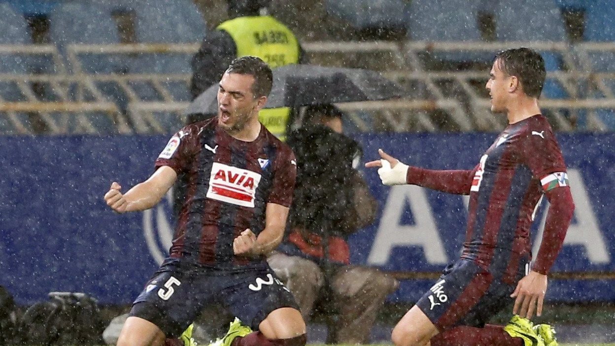 Gonzalo Escalante celebra junto a Dani García un gol en Anoeta