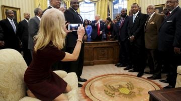 Kellyanne Conway sobre el sofá tomando una fotografía