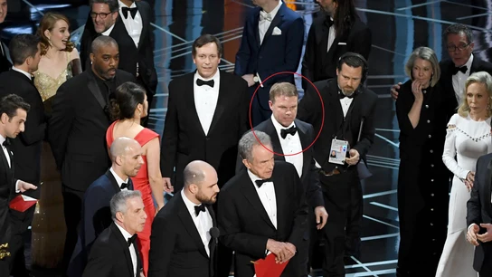 Brian Cullinan, destacado en el círculos, fue el responsable de la polémica de los sobres en los Oscars Brian Cullinan, destacado en el círculos, fue el responsable de la polémica de los sobres en los Oscars