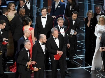 Brian Cullinan, destacado en el círculos, fue el responsable de la polémica de los sobres en los Oscars Brian Cullinan, destacado en el círculos, fue el responsable de la polémica de los sobres en los Oscars