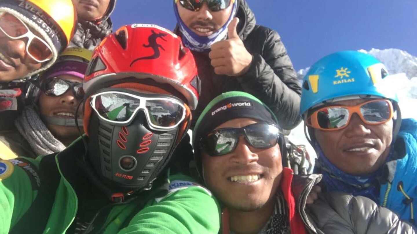 Alex Txik&oacute;n, con su expedici&oacute;n en el Everest