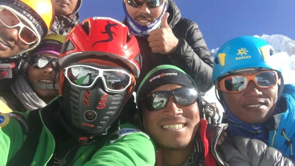 Alex Txikón, con su expedición en el Everest