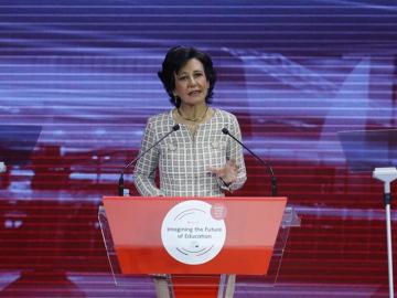 La presidenta del Banco Santander, Ana Botín, durante la inauguración del Foro WISE "Imaginando el futuro de la educación". La presidenta del Banco Santander, Ana Botín, durante la inauguración del Foro WISE "Imaginando el futuro de la educación".