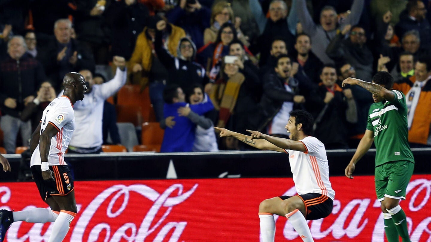 Mangala celebra con Parejo el gol del victoria frente al Liegan&eacute;s