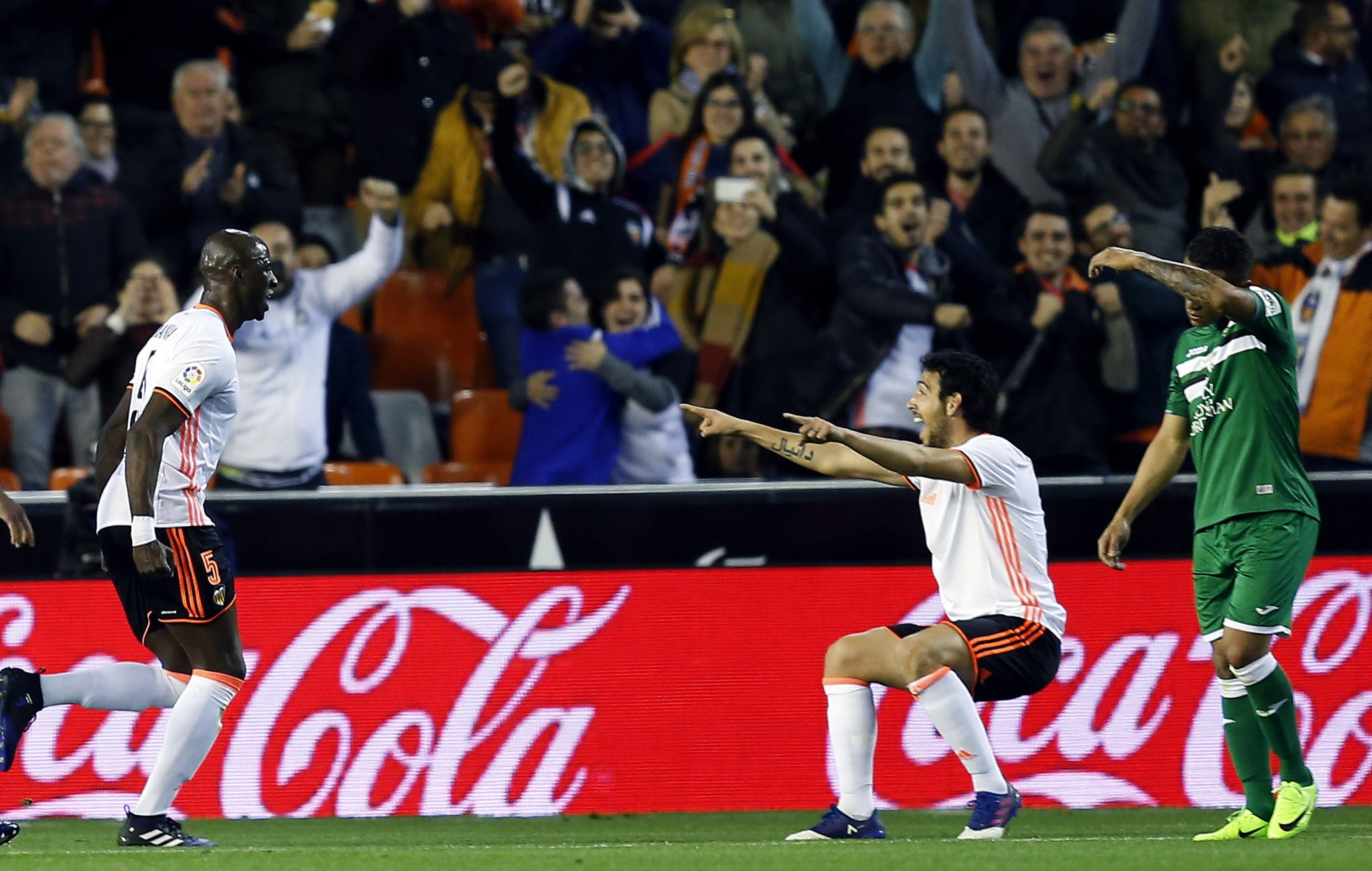 Mangala celebra con Parejo el gol del victoria frente al Lieganés