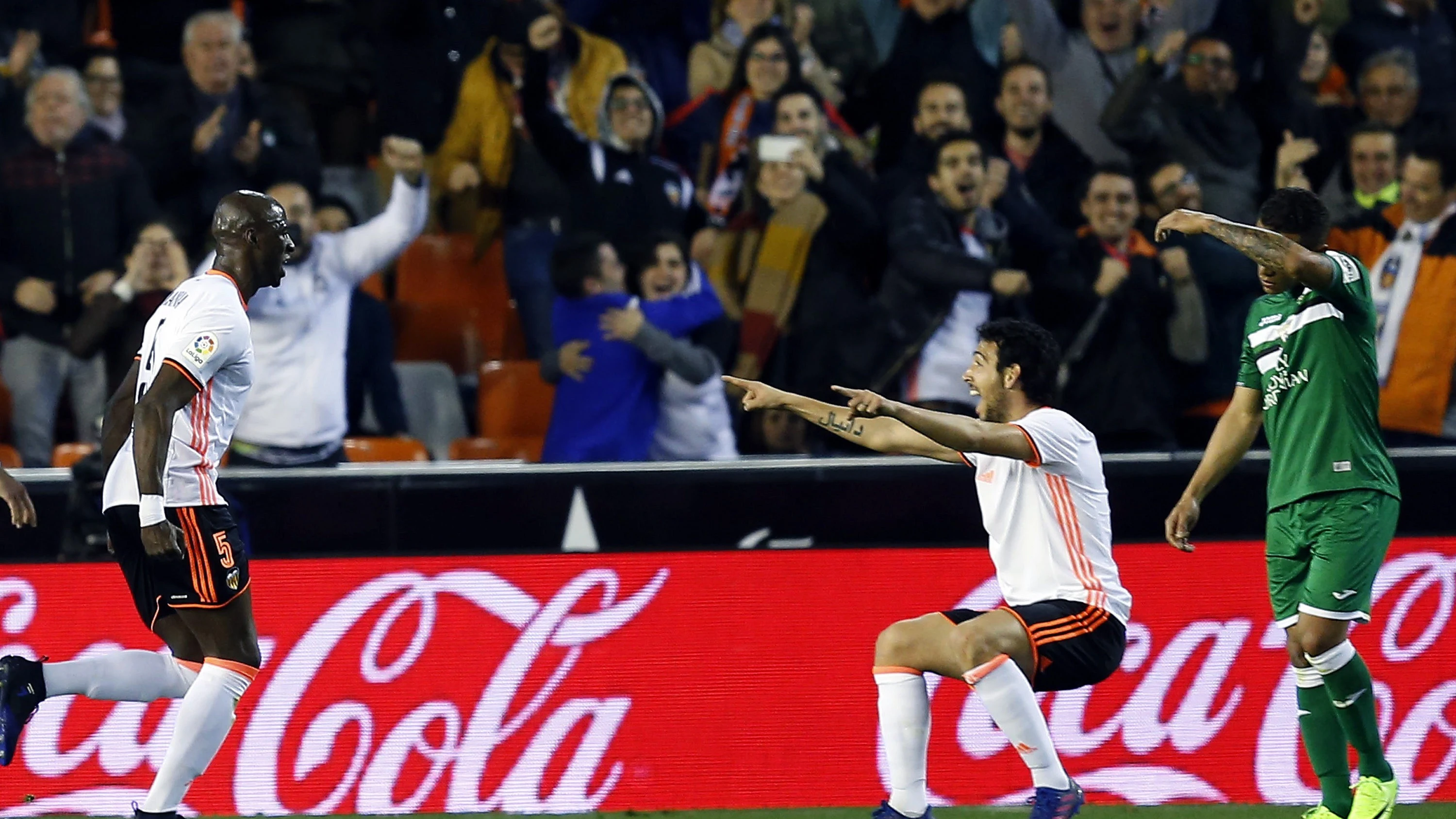Mangala celebra con Parejo el gol del victoria frente al Lieganés Mangala celebra con Parejo el gol del victoria frente al Lieganés