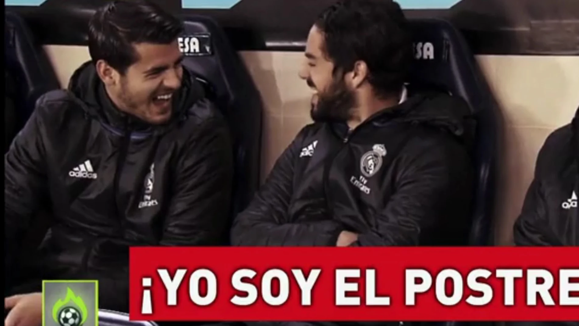 Isco y Morata bromean en el banquillo