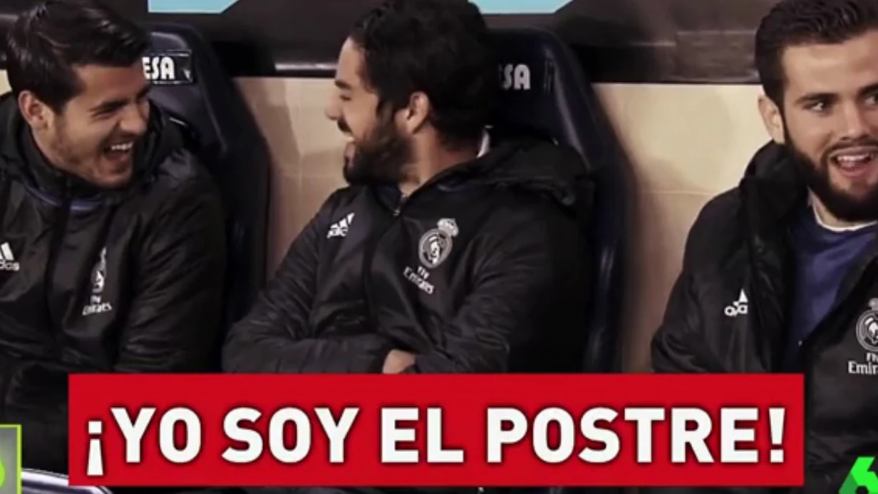 Isco y Morata bromean en el banquillo