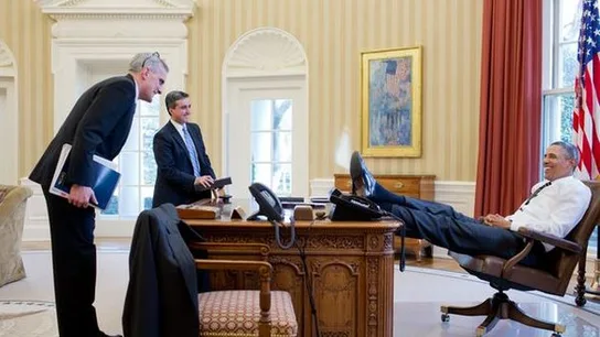 Barack Obama con los pies sobre la mesa del Despacho Oval Barack Obama con los pies sobre la mesa del Despacho Oval