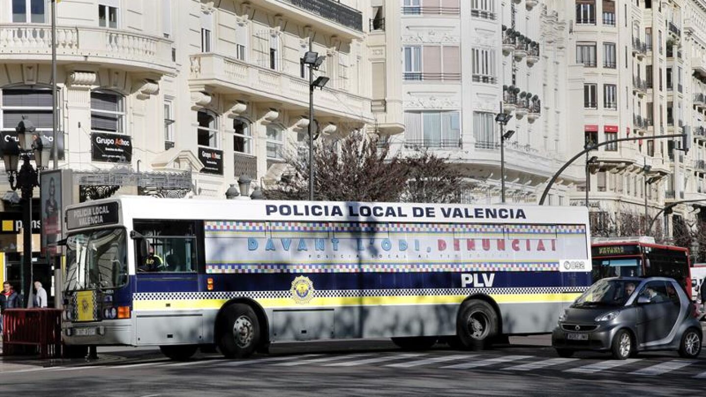 Autob&uacute;s de la polic&iacute;a local de Valencia contra Hazte O&iacute;r