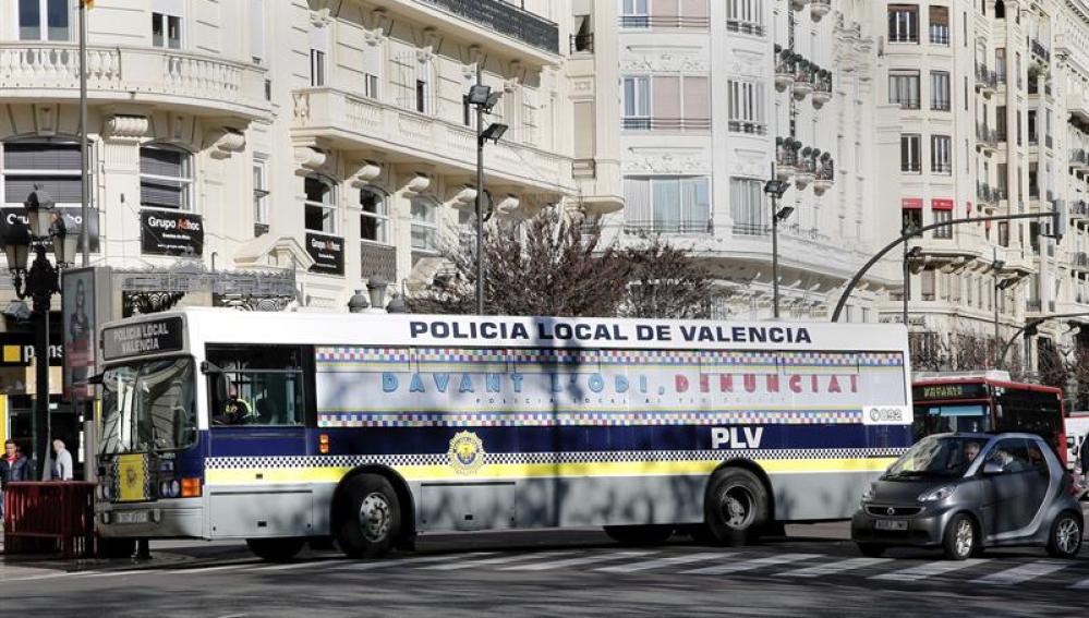Autobús de la policía local de Valencia contra Hazte Oír