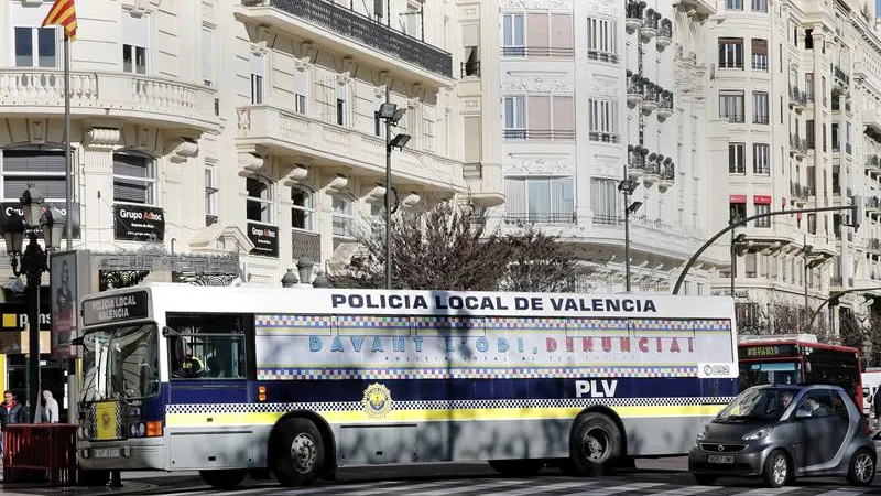 Autobús de la policía local de Valencia contra Hazte Oír