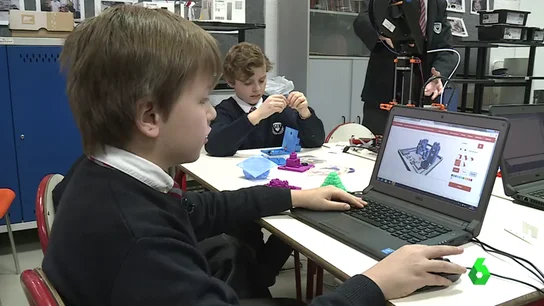 Niño con una impresora 3D Niño con una impresora 3D