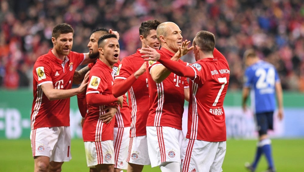 Los jugadores del Bayern celebran un gol ante el Schalke