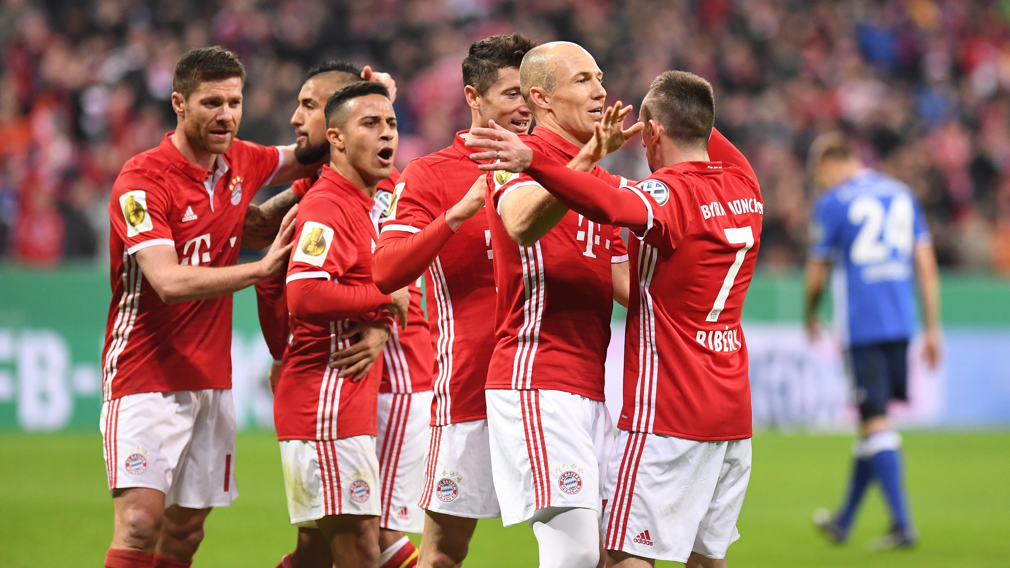 Los jugadores del Bayern celebran un gol ante el Schalke Los jugadores del Bayern celebran un gol ante el Schalke