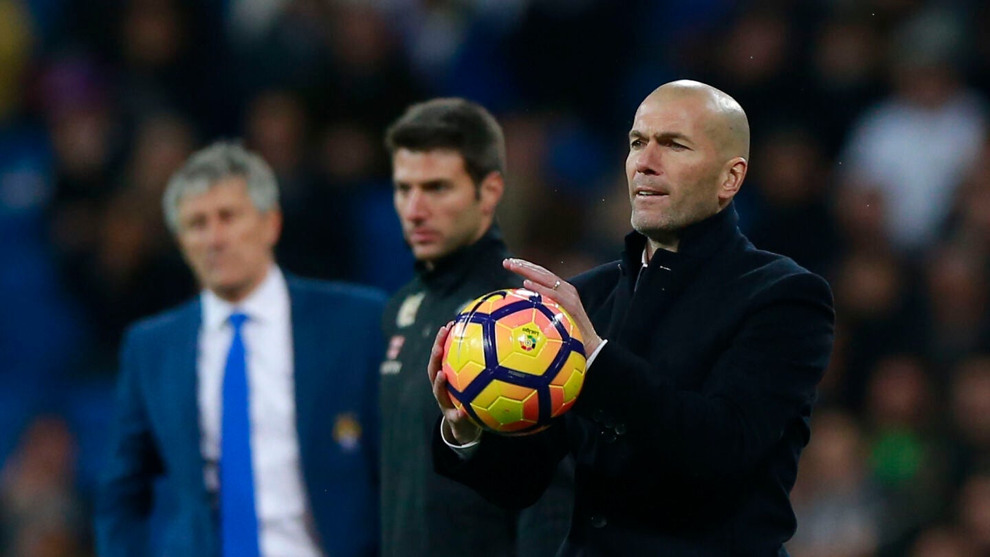 Zidane, en la banda del Bernab&eacute;u