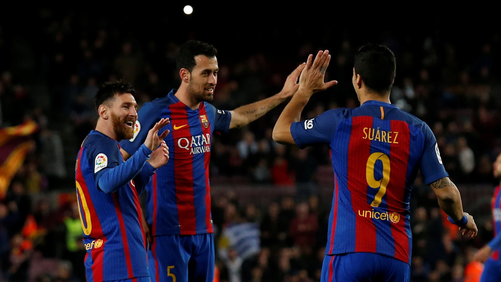 Messi, Busquets y Luis Suárez celebran un gol ante el Sporting