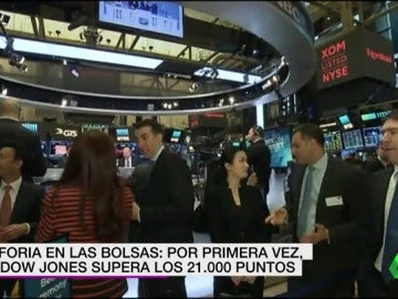 Frame 4.993725 de: Euforia en las bolsas: por primera vez el Dow Jones supera los 21.000 puntos Frame 4.993725 de: Euforia en las bolsas: por primera vez el Dow Jones supera los 21.000 puntos