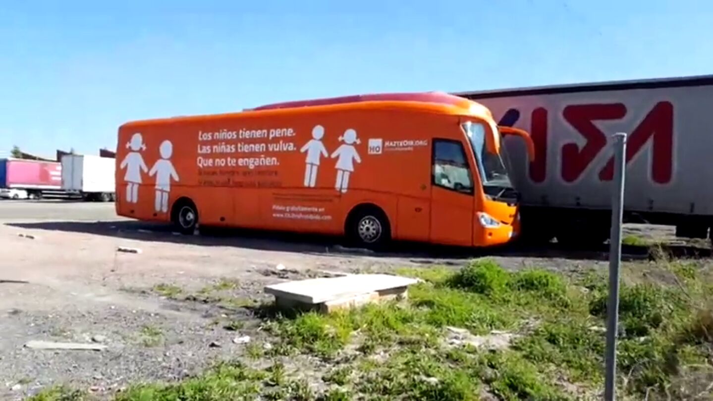 Frame 0.964602 de: La Fiscal&iacute;a de Madrid abre una investigaci&oacute;n urgente por el autob&uacute;s transf&oacute;bico