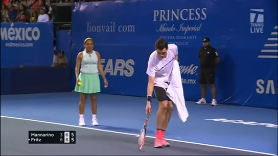 Fritz intenta salvar la polilla en pleno partido de tenis Fritz intenta salvar la polilla en pleno partido de tenis