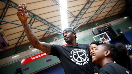 Stoudemire se hace unas fotos con unos niños Stoudemire se hace unas fotos con unos niños