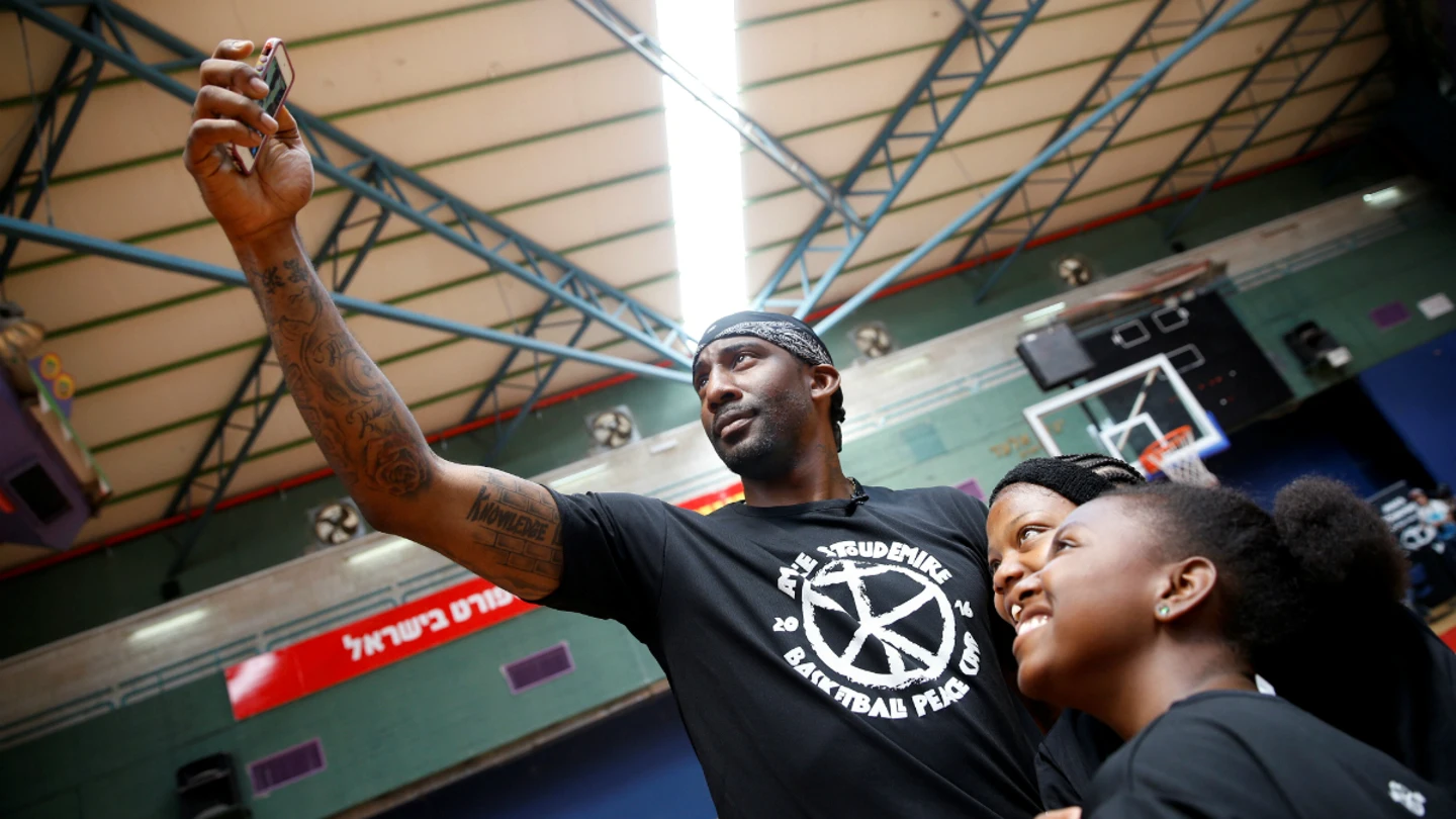 Stoudemire se hace unas fotos con unos niños Stoudemire se hace unas fotos con unos niños