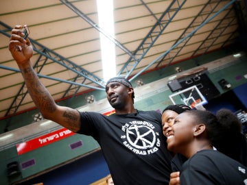 Stoudemire se hace unas fotos con unos niños Stoudemire se hace unas fotos con unos niños