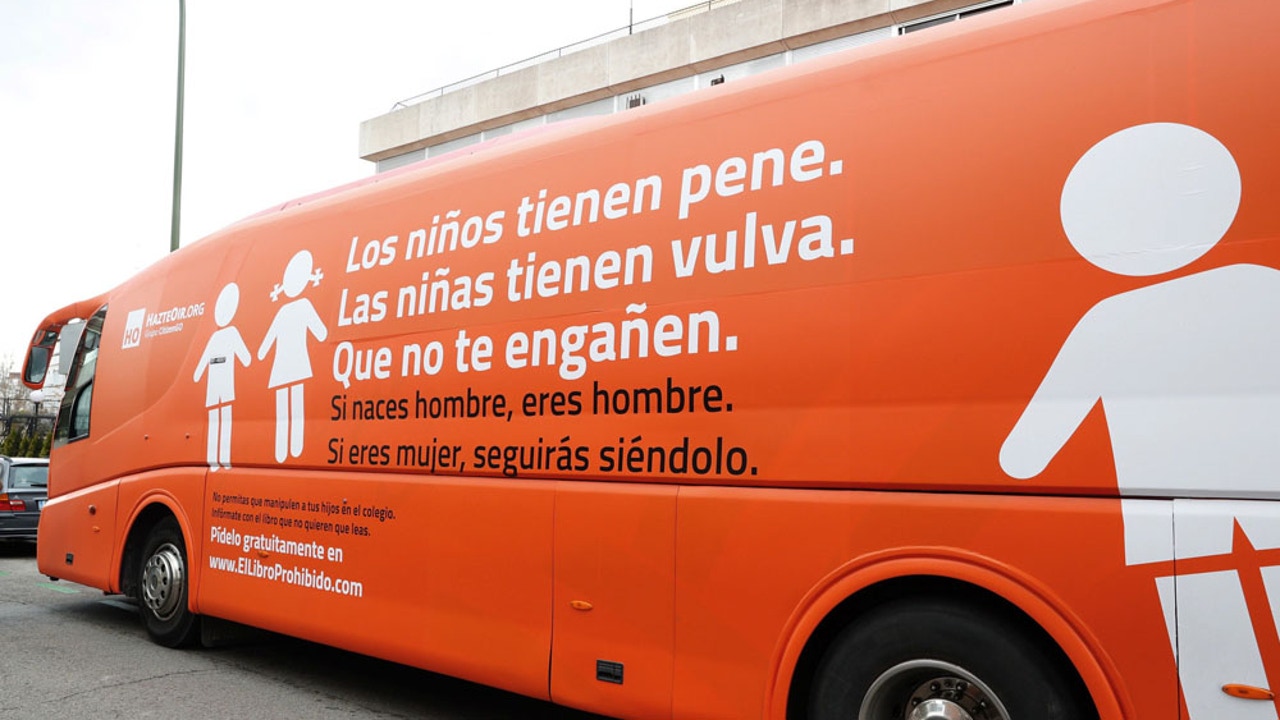 Les piden dos años de cárcel por lanzar piedras al autobús tránsfobo de Hazte Oír al grito de "fachas de mierda"