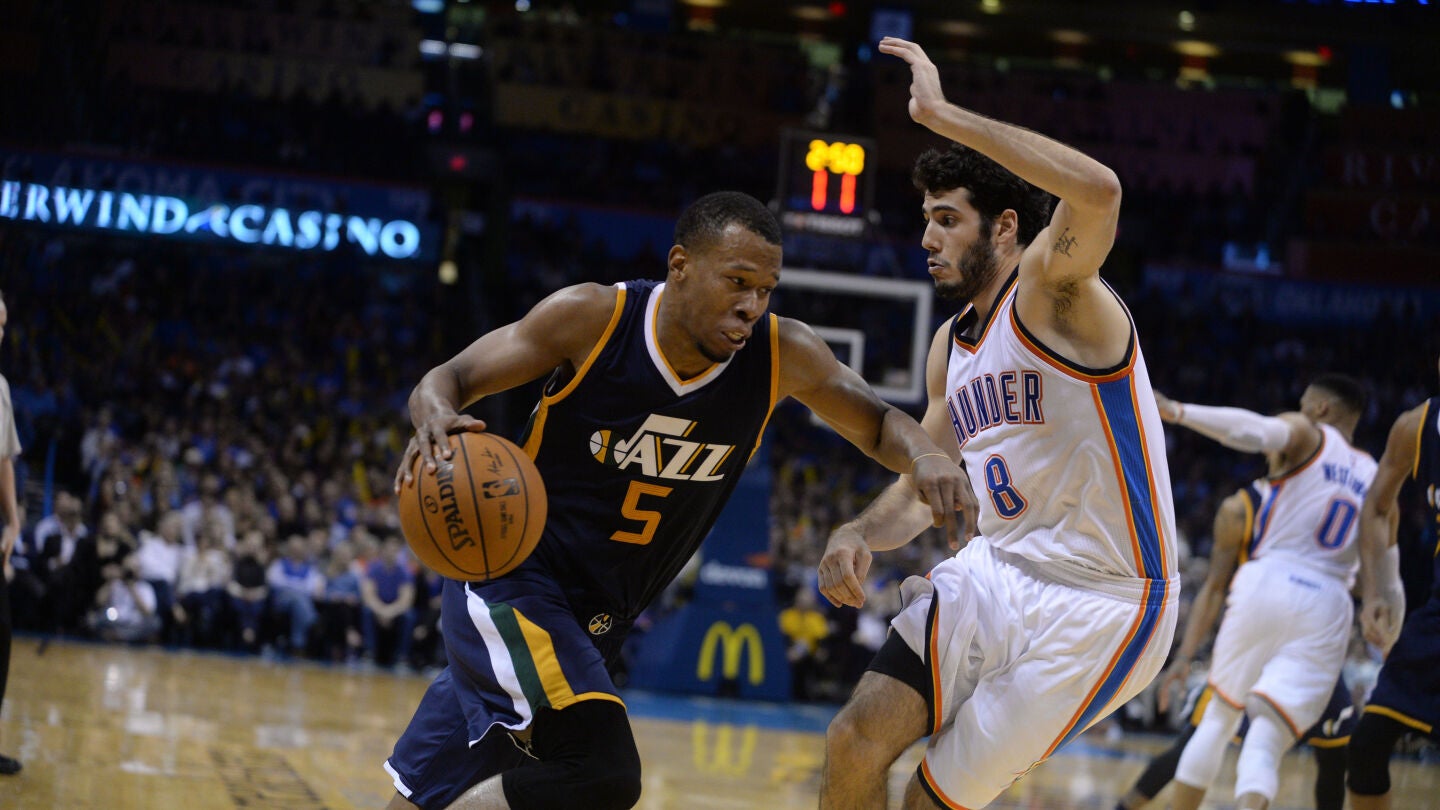 &Aacute;lex Abrines defiende en el partido ante los Jazz