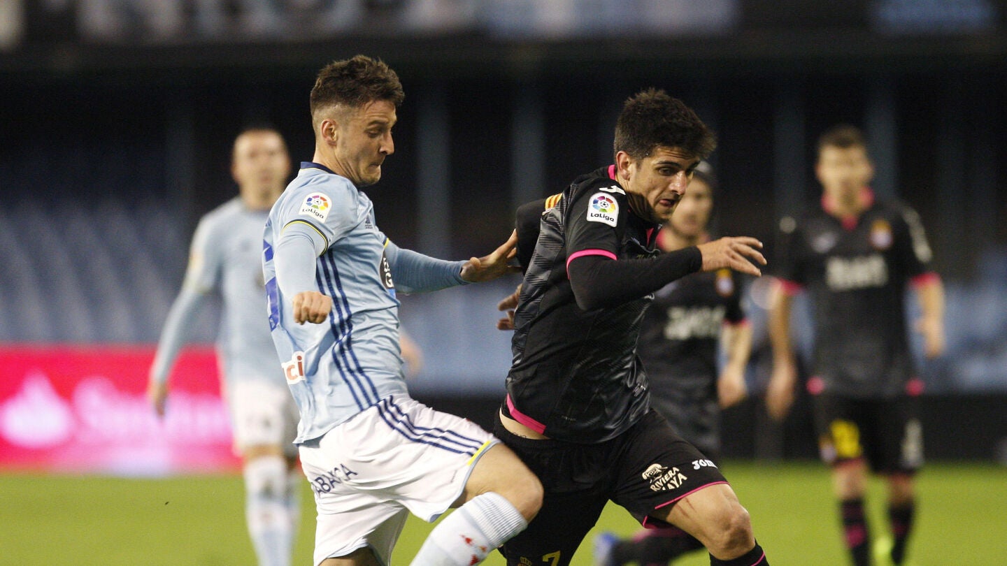 Radoja lucha el bal&oacute;n con Gerard Moreno