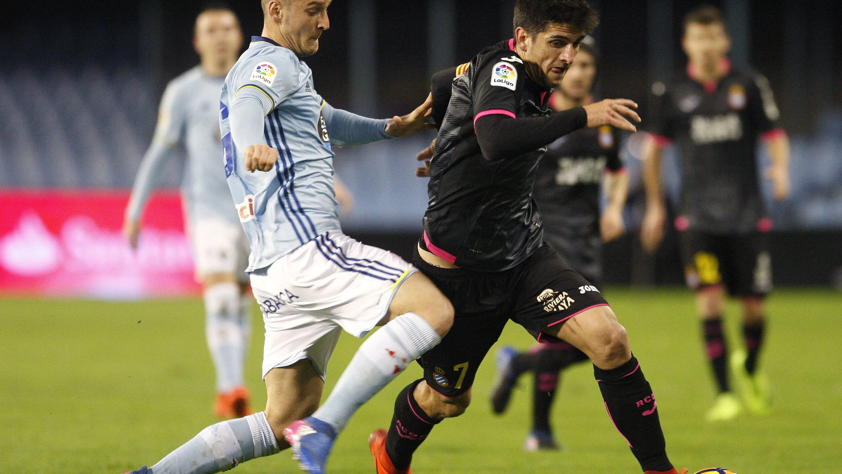 Radoja lucha el balón con Gerard Moreno
