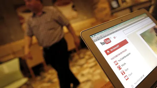 Una persona mira en su ordenador la página de internet de Youtube Una persona mira en su ordenador la página de internet de Youtube