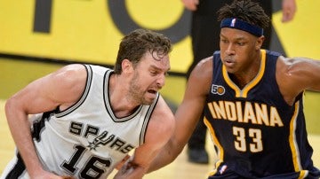 Pau Gasol penetra a canasta ante los Pacers