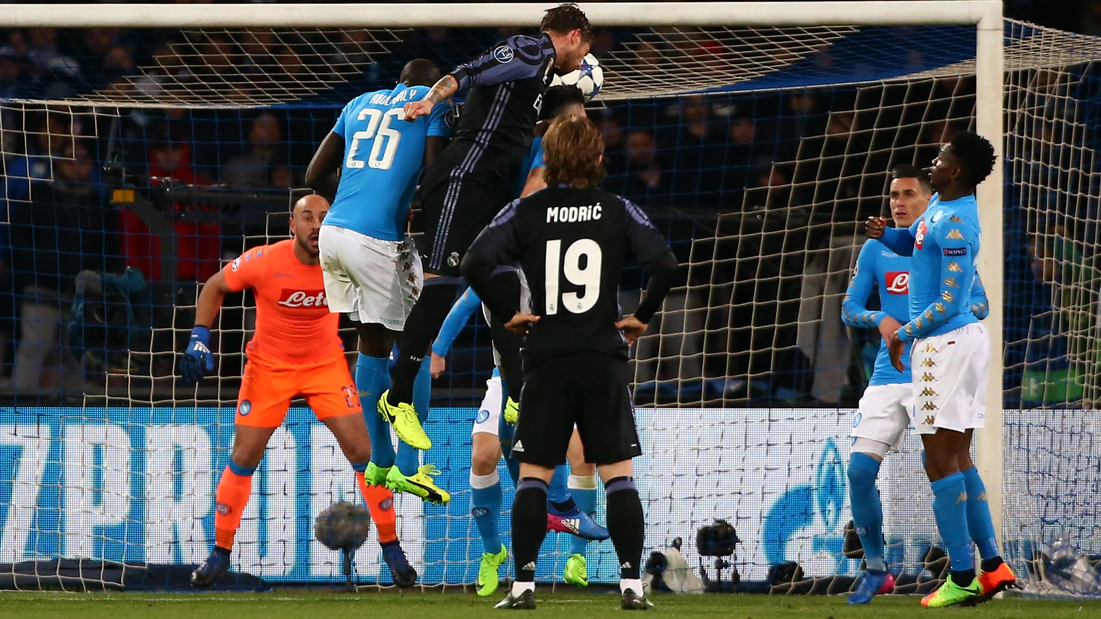 Ramos remata de cabeza para hacer el 1-2 en San Paolo Ramos remata de cabeza para hacer el 1-2 en San Paolo