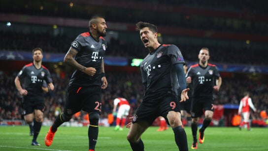 Lewandowski celebra un gol en el Emirates