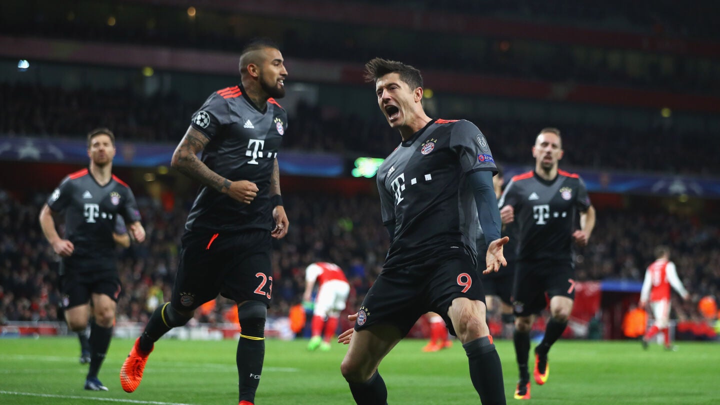 Lewandowski celebra un gol en el Emirates