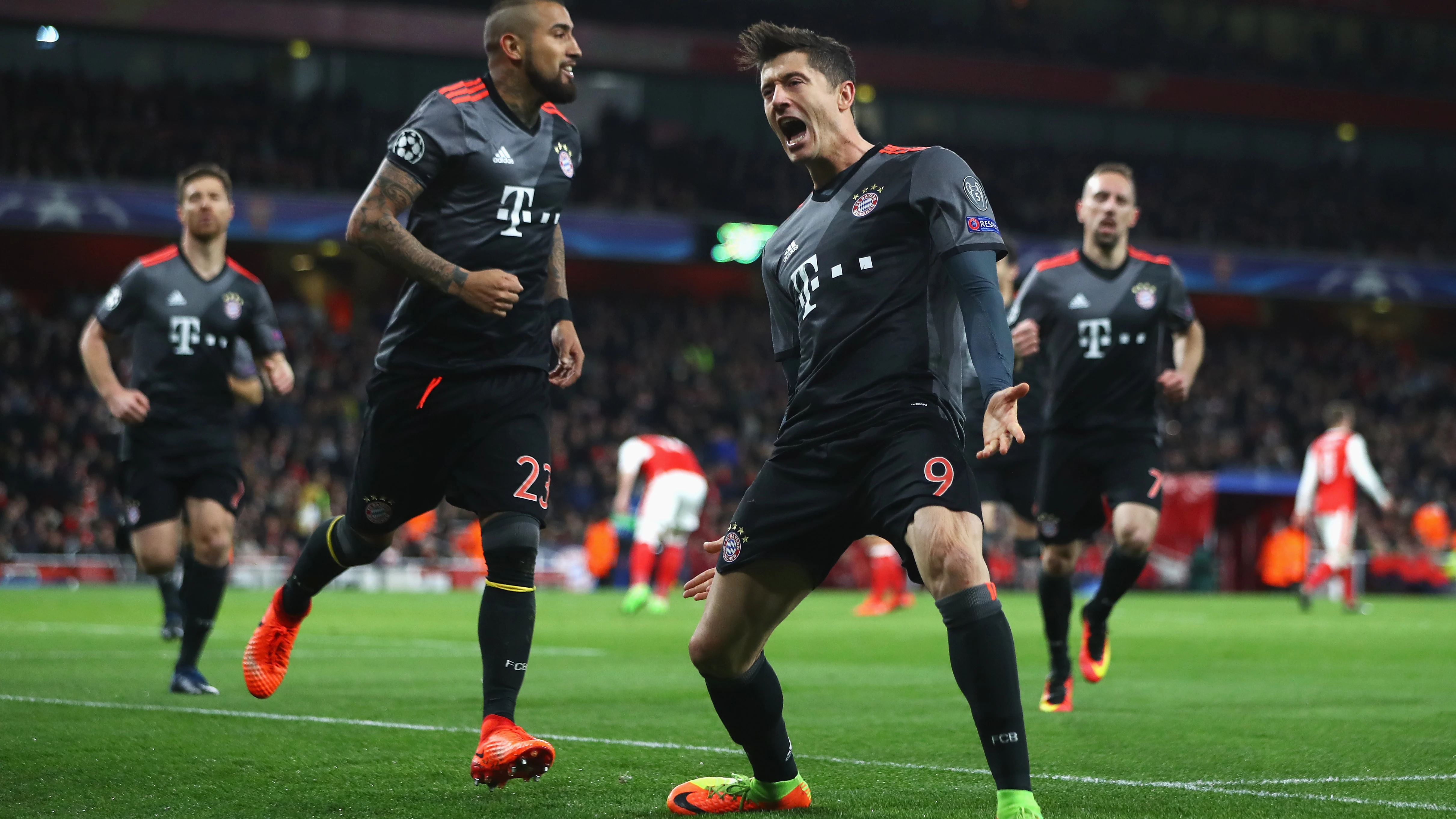 Lewandowski celebra un gol en el Emirates