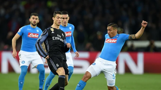 Cristiano Ronaldo rodeado de jugadores del Nápoles Cristiano Ronaldo rodeado de jugadores del Nápoles