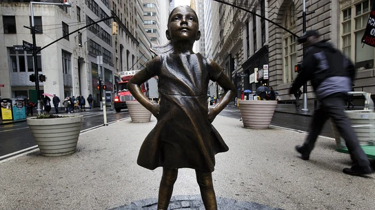 Figura de bronce de una niña junto al toro de Wall Street Figura de bronce de una niña junto al toro de Wall Street